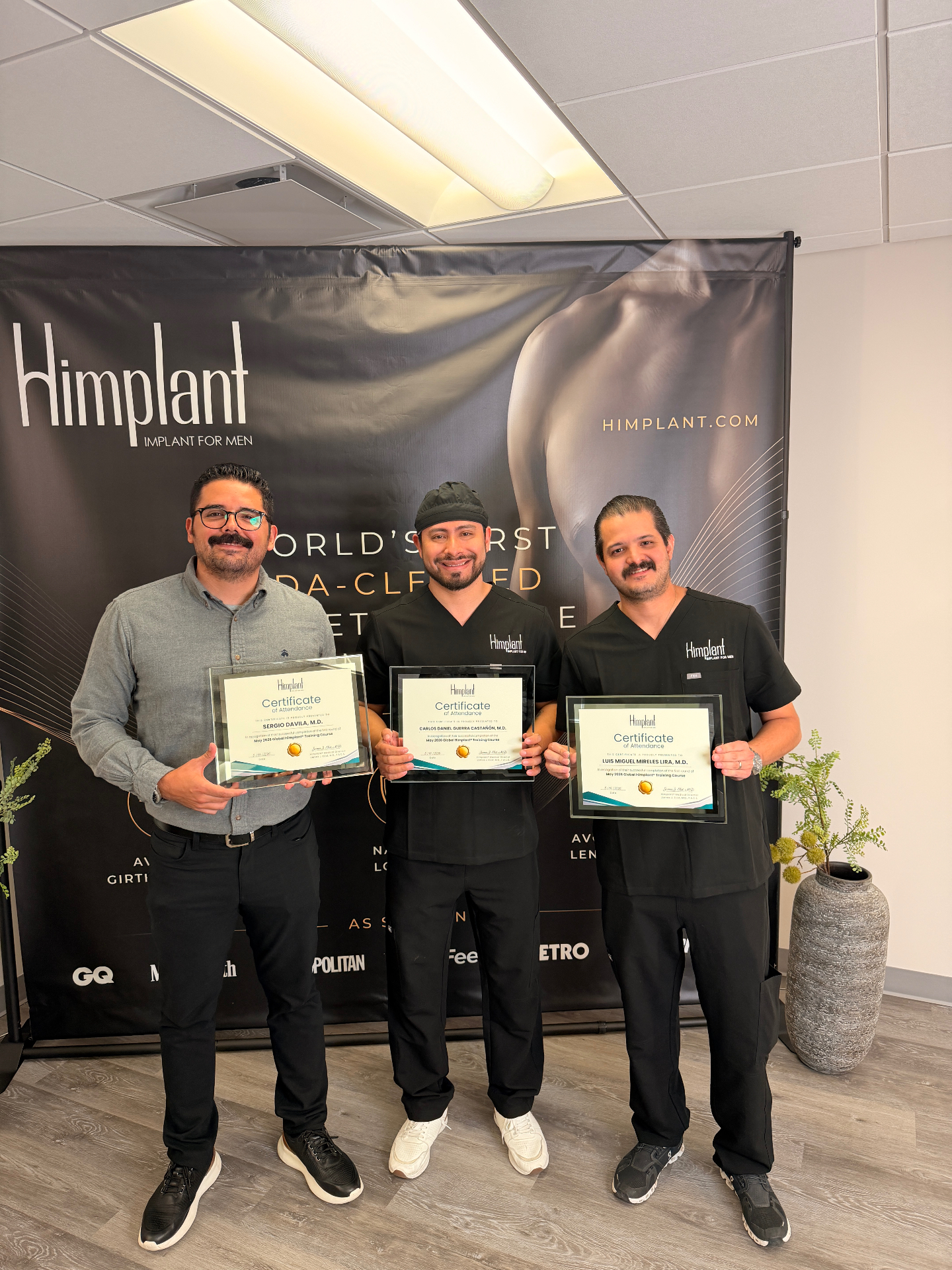 Dr. Luis Miguel Mireles Lira recibiendo certificación oficial Himplant