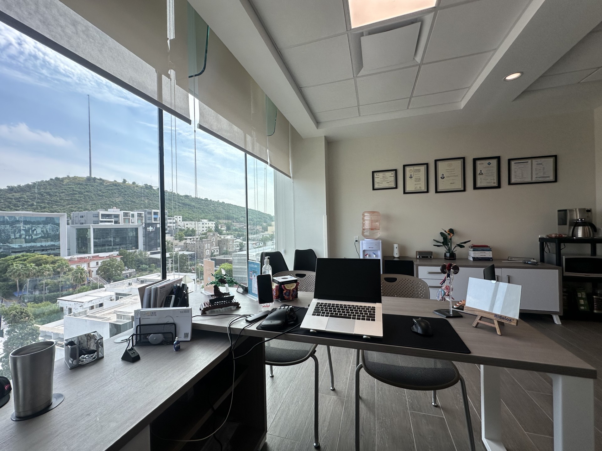 Sala de consulta del Dr. Mireles con vista panorámica a Monterrey