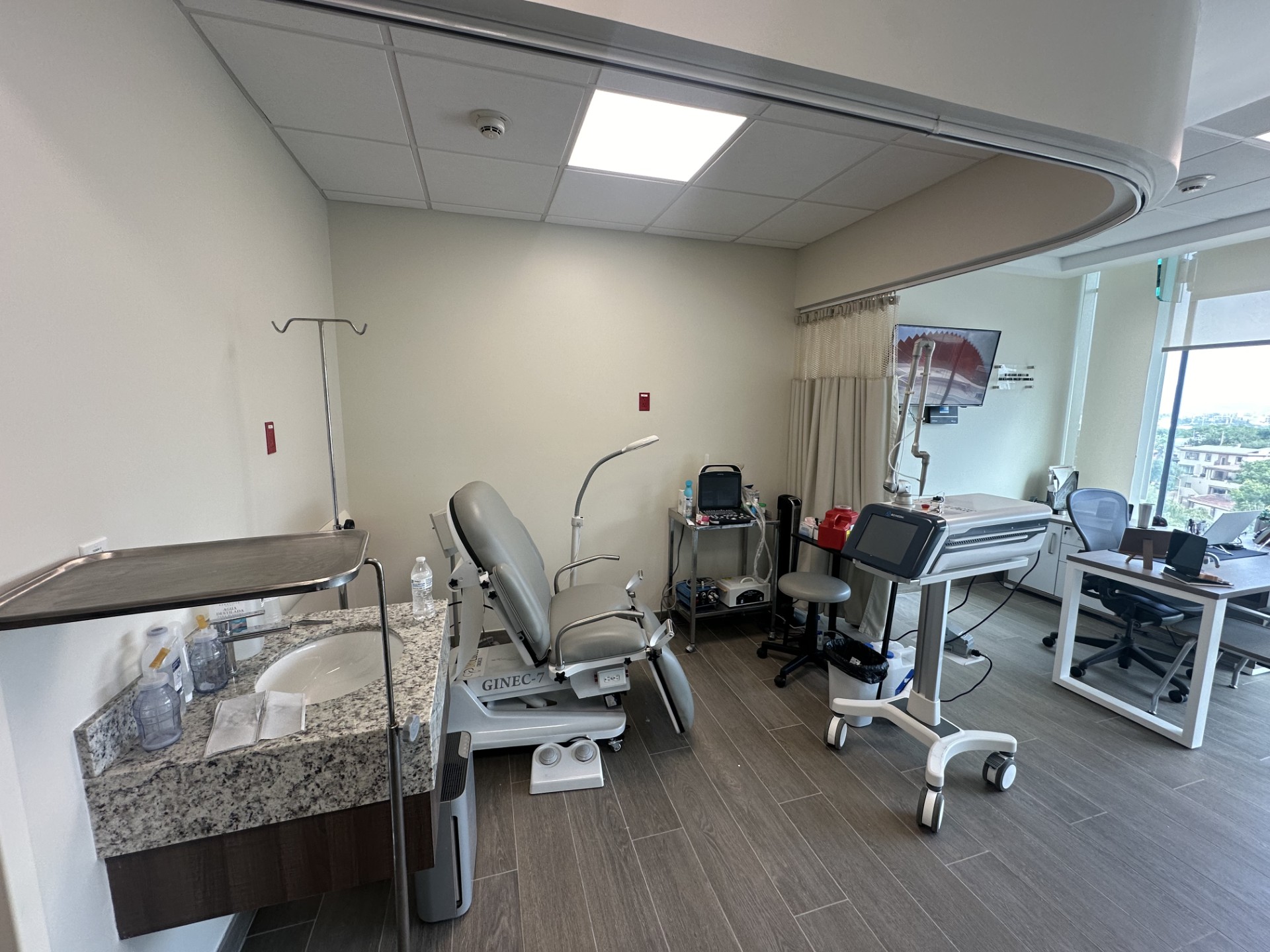 Consultorio equipado con láser y ultrasonido urológico